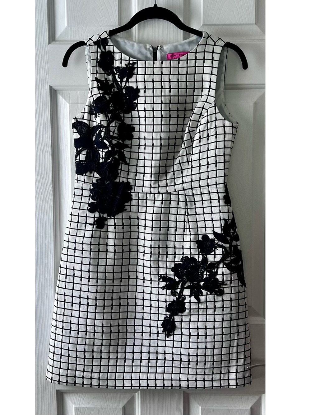 Betsey Johnson Black & White Floral Appliqué Sheath Dress Size 4